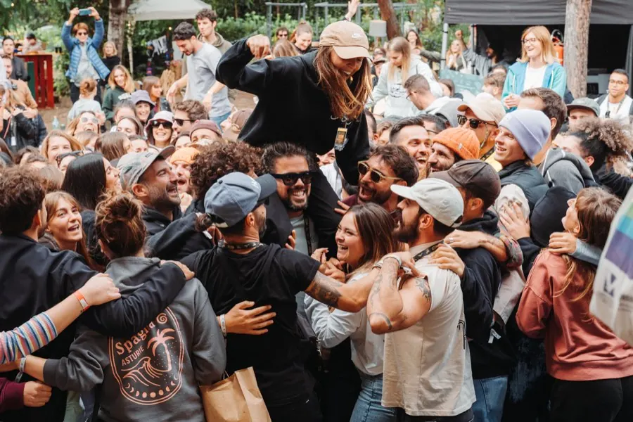 Gruppo di persone che si abbraccia ridendo